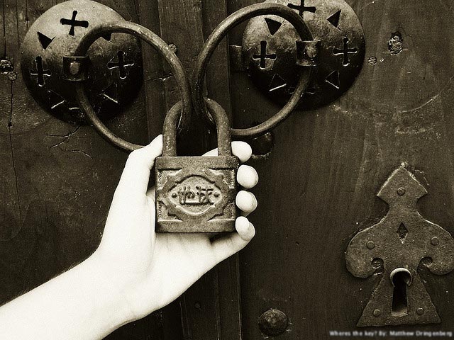 Lock in Hand - Photo CC by-nd Matt Dringenberg